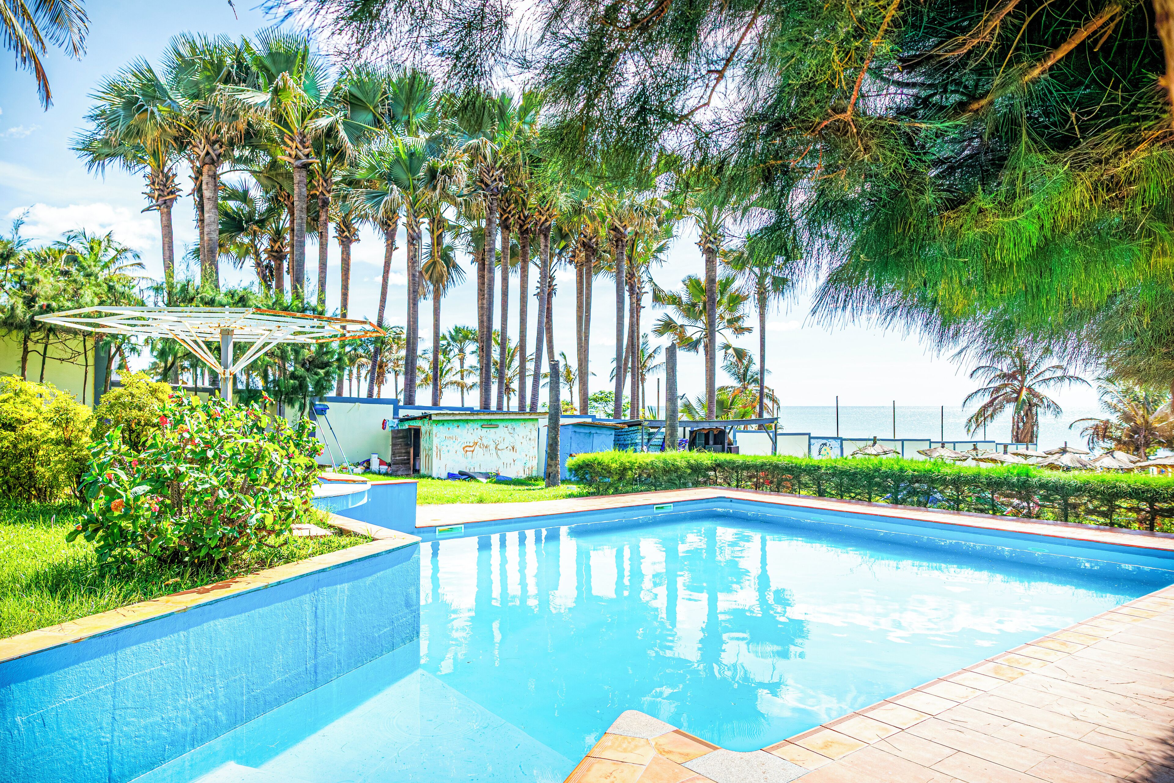 2 座室外游泳池，提供日光浴躺椅