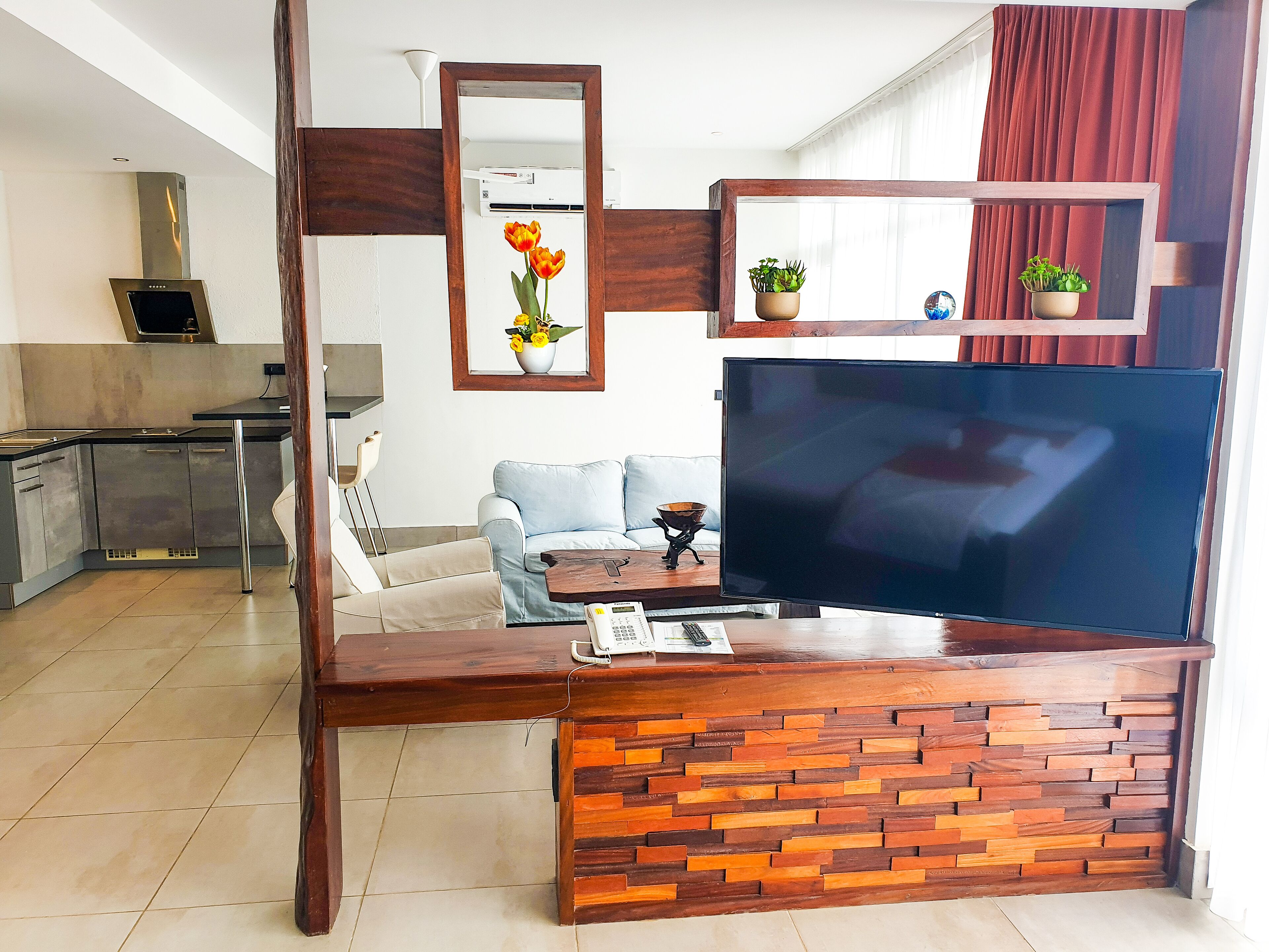 panoramic suite, ocean view | living room | tv