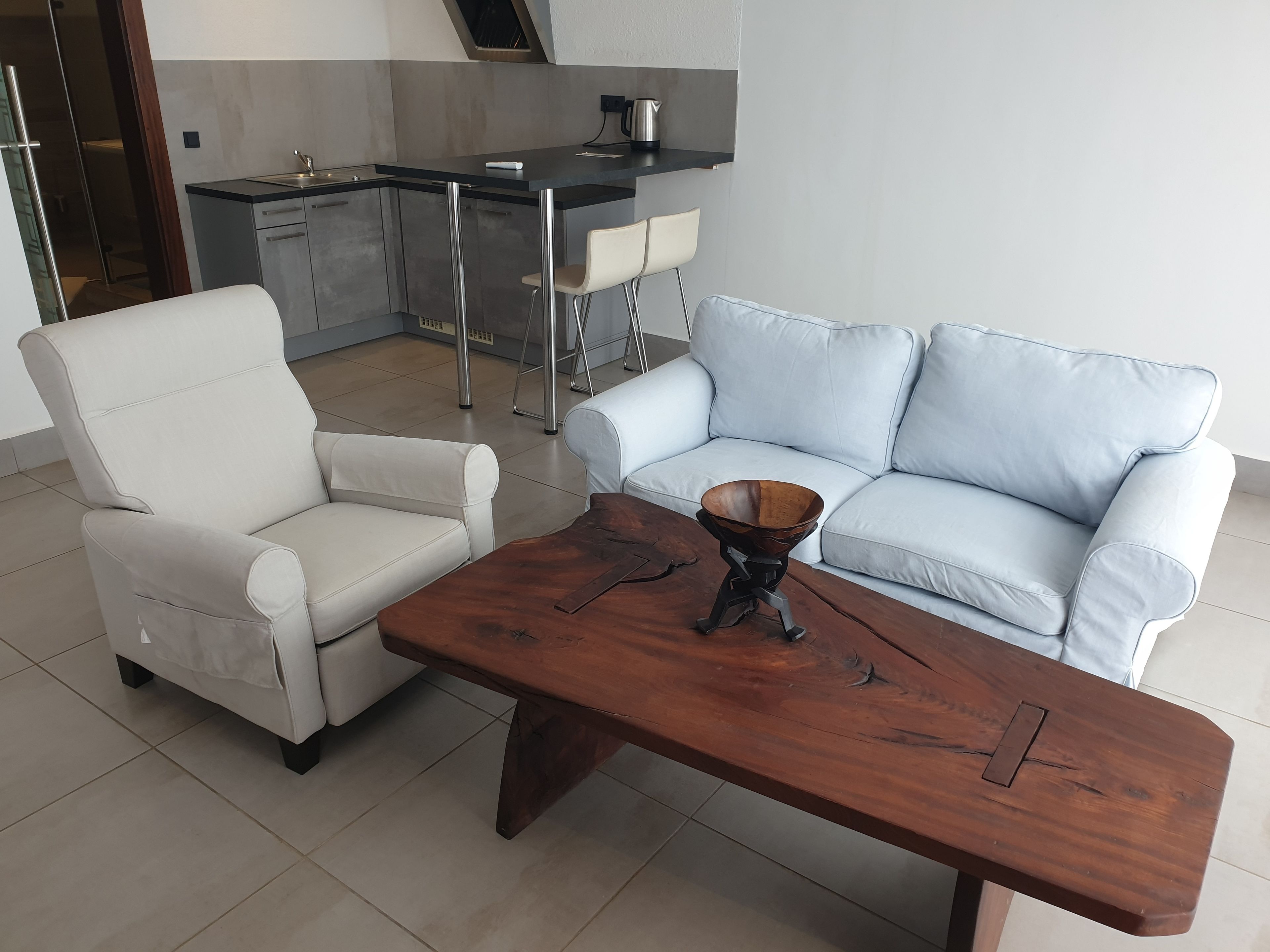 panoramic suite, ocean view | living room | tv