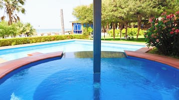 2 室外游泳池,日光浴躺椅