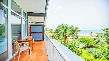 Suite panorámica, vista al océano | Terraza o patio