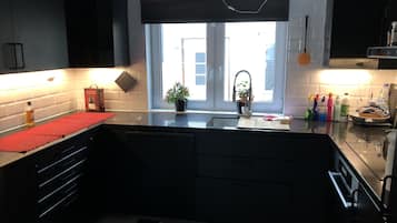 Casa urbana | Cocina privada | Refrigerador, horno, parrilla de estufa y lavavajillas