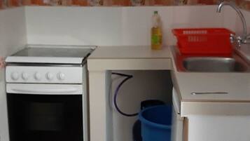 Ísskápur, bakarofn, steikarpanna, pottar/pönnur/diskar/hnífapör