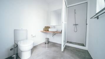 Tent (Acacia) | Bathroom | Shower, free toiletries, hair dryer, towels