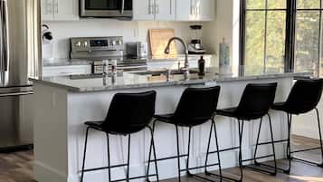 Réfrigérateur, four à micro-ondes, un four, lave-vaisselle