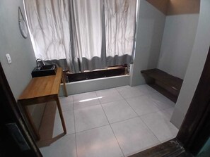 Petunia | Iron/ironing board, free WiFi, bed sheets