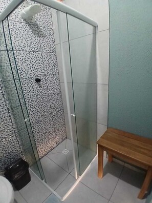 Girassol | Bathroom | Shower, towels - Maga Inn House - Centro (Blumenau)