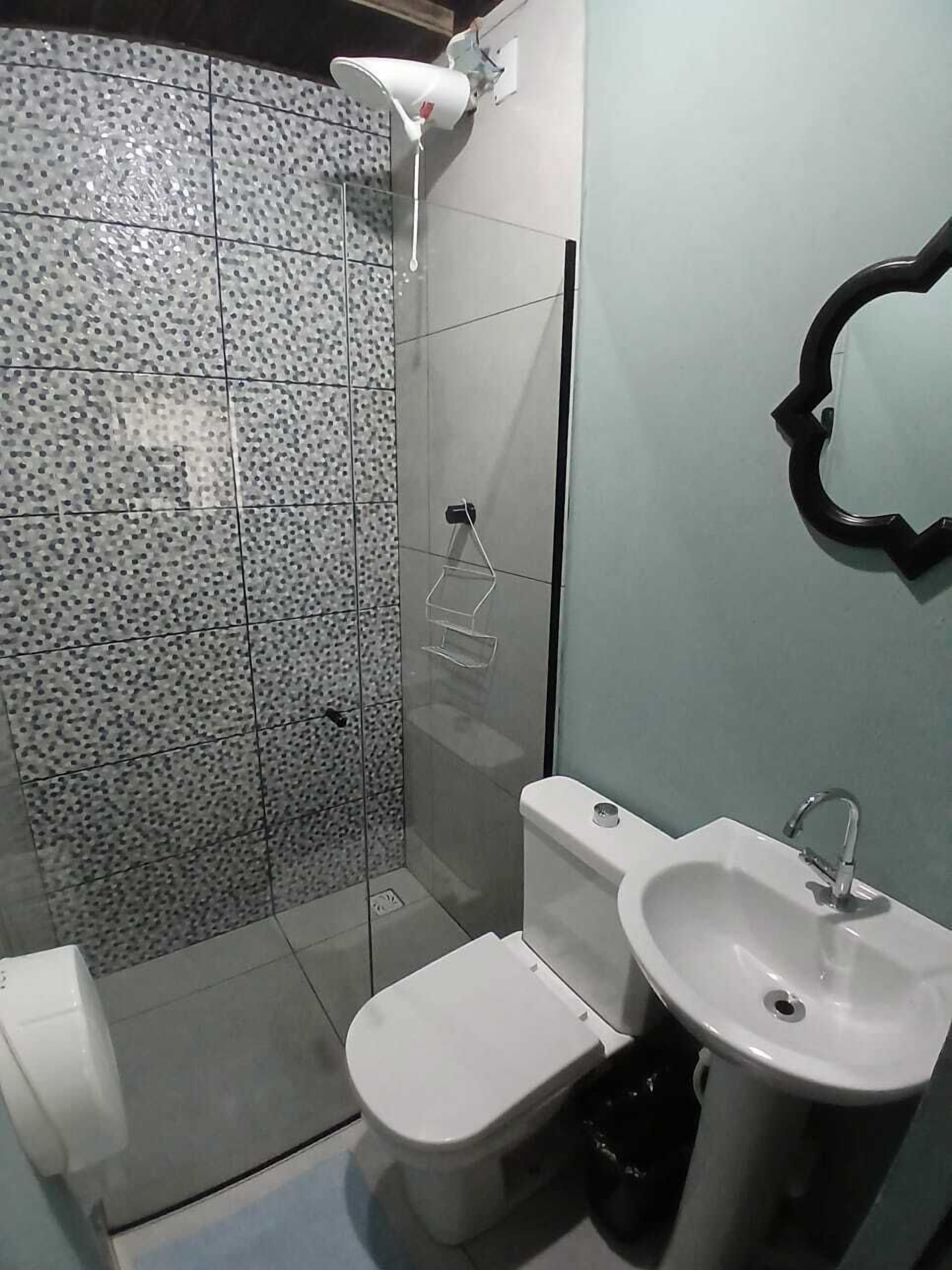 Tabla de planchar con plancha, wifi gratis y ropa de cama 