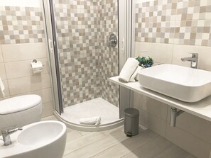 Economy Quadruple Room | Bathroom | Shower, hair dryer, bidet, towels