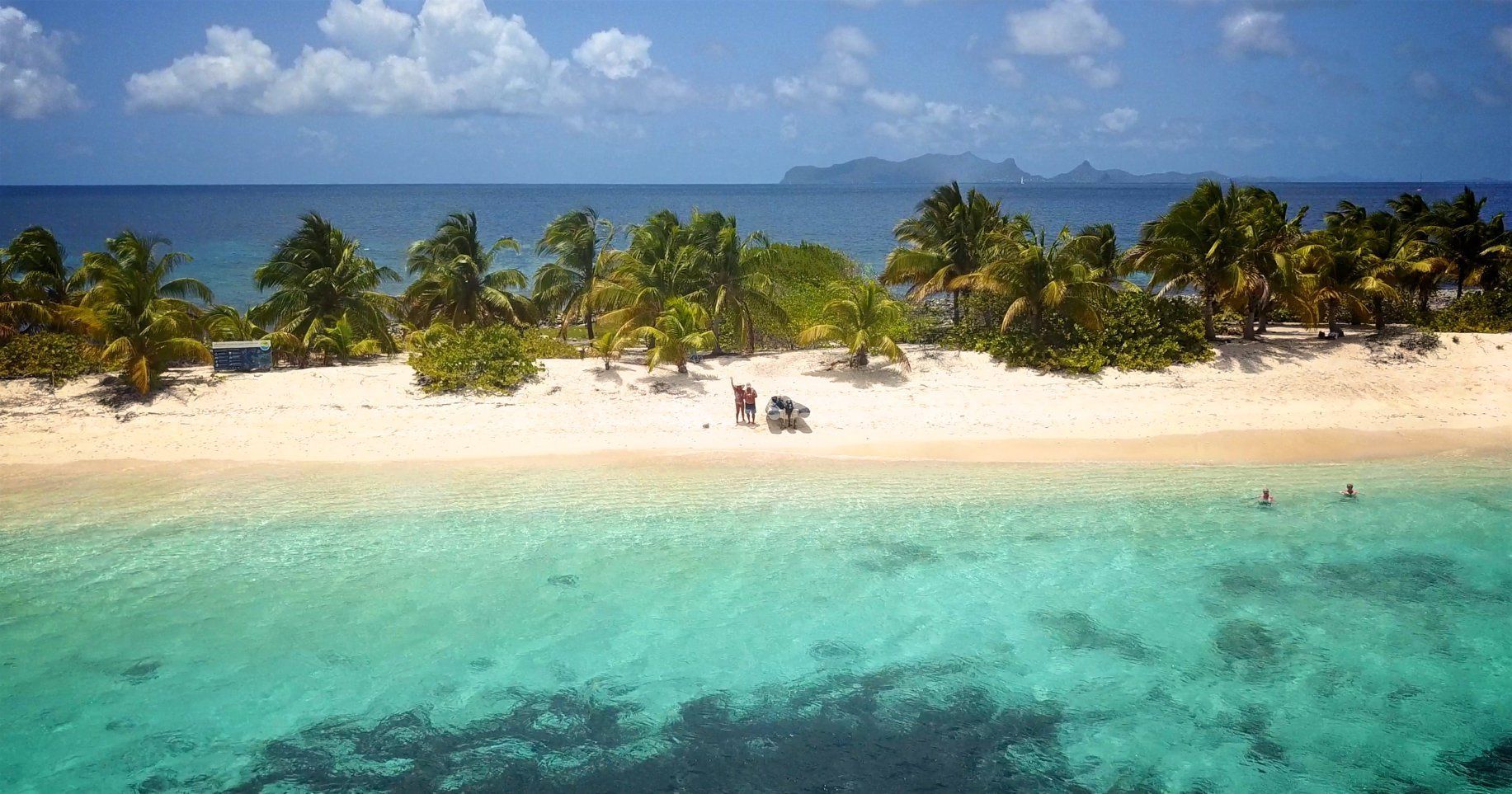 Plage, sable blanc, serviettes de plage, massages sur la plage