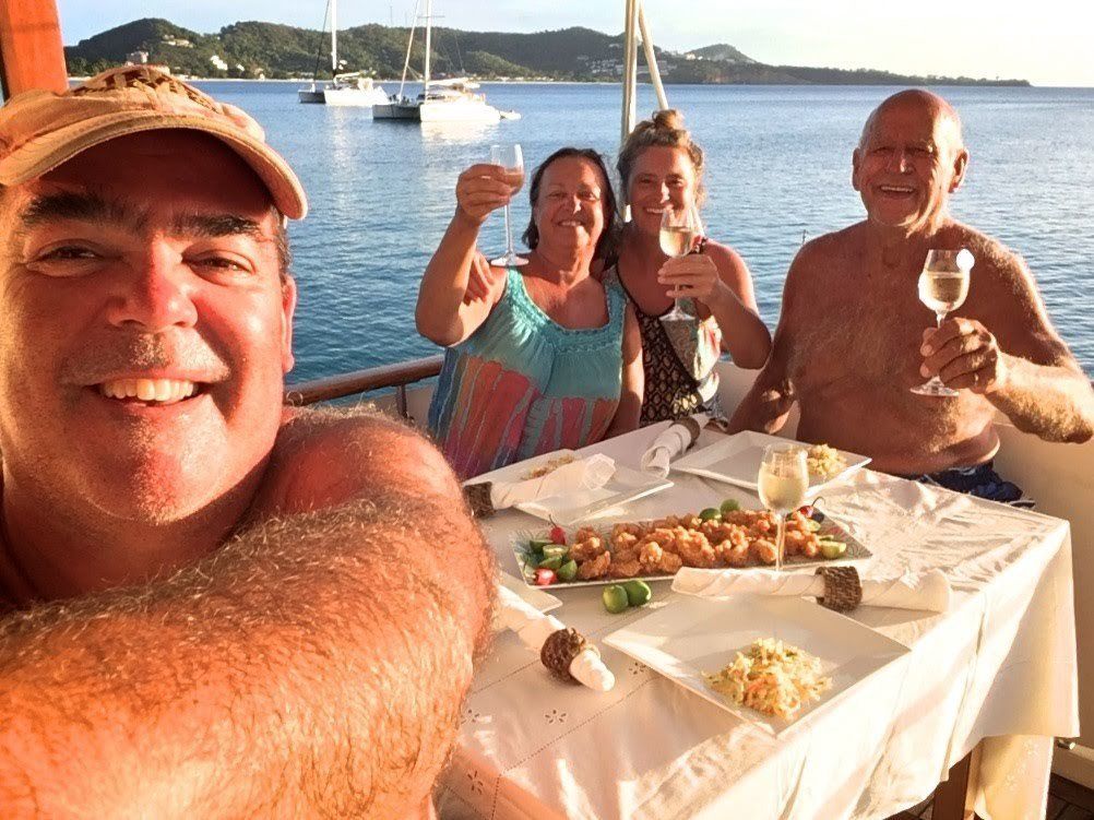 Petit déjeuner, déjeuner et dîner servis sur place, vue sur la mer