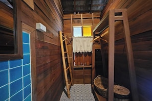 Quarto quádruplo standard | Banheiro | Chuveiro, toalhas de banho, sabonete, shampoo