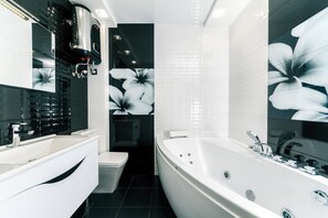 Hair dryer, towels - Номер-студио Vip с гидромассажной ванной и камином (Lviv)