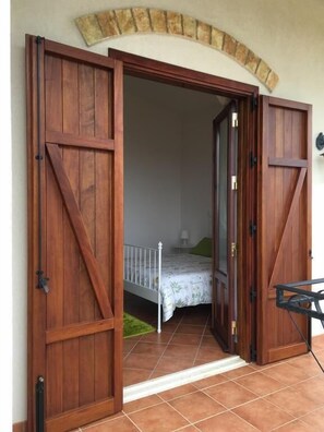 Bureau, espace de travail pour ordinateur portable, Wi-Fi gratuit