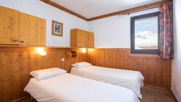 5 bedrooms, in-room safe, free WiFi, bed sheets