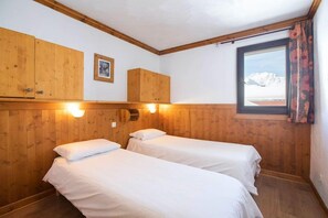 5 bedrooms, in-room safe, free WiFi, bed sheets