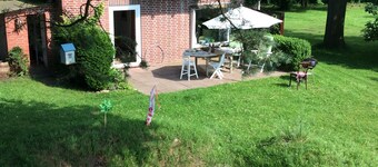 Idyllisch huisje met rieten dak in een unieke natuurlijke omgeving