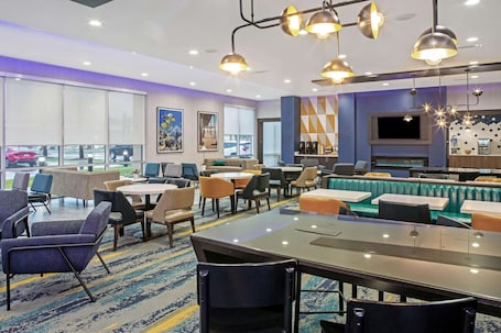 Free daily buffet breakfast. La Quinta Inn & Suites by Wyndham Miramar Beach-Destin