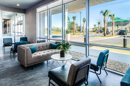 Lobby sitting area. La Quinta Inn & Suites by Wyndham Miramar Beach-Destin