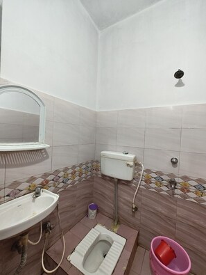 Deluxe Double Room | Bathroom | Shower, rainfall showerhead, free toiletries, bathrobes