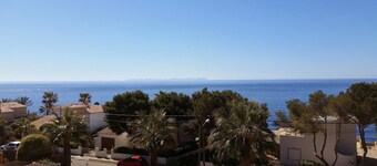DHH with fantastic sea views, roof terrace, private pool, DSL, WiFi, air conditioning