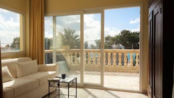 Una Smart TV, una chimenea, un reproductor de DVD, libros