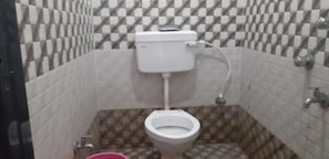 Shower, rainfall showerhead, free toiletries, bathrobes
