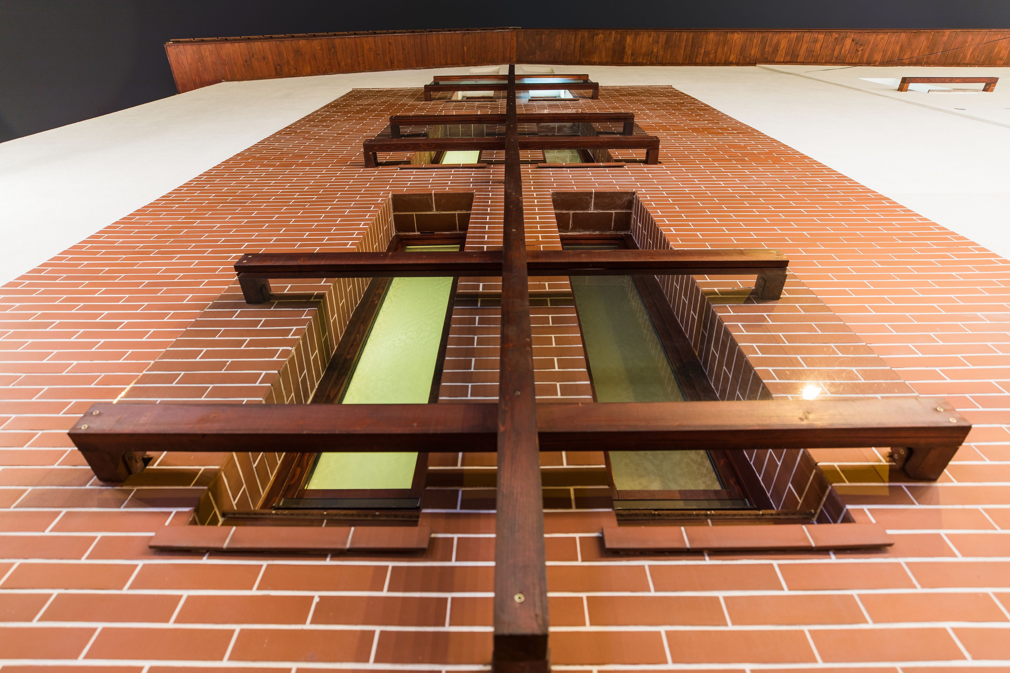 Modelo de un edificio con fachada de ladrillo y varios niveles.