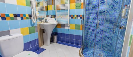 Ducha, artículos de tocador gratuitos, secador de pelo, batas