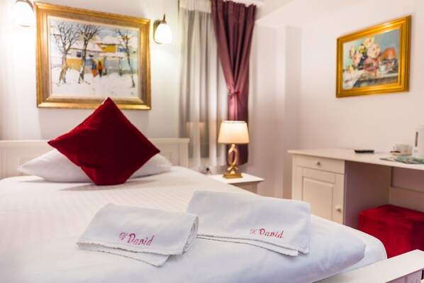 Desk, blackout curtains, iron/ironing board, free WiFi - Hotel Casa David (Craiova)