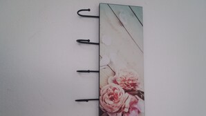 A wall-mounted picture of pink flowers. - Hostel Pereira is on the first floor of a detached villa (Loulé)