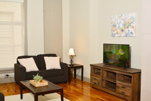 Apartament urbà | Sala d'estar | Televisor intel·ligent, Netflix i serveis de streaming 