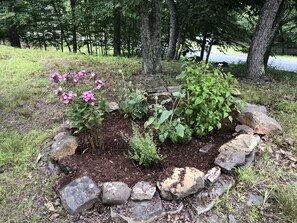 Property grounds - 4 Season Fun Filled Mountain Retreat in Saw Creek Estates with Tons of Amenities (Bushkill)