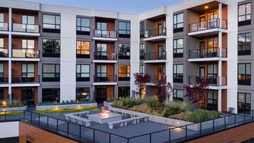 Mặt tiền nơi lưu trú - ban đêm