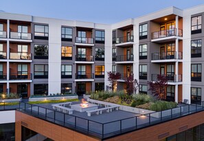 Mặt tiền nơi lưu trú - ban đêm