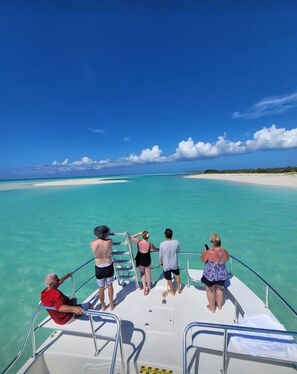 Plage, chaises longues, serviettes de plage