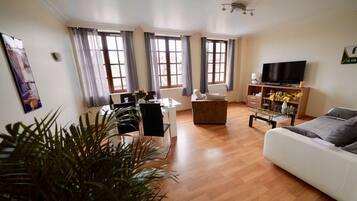 Télévision, lecteur de DVD, livres, chaßne hi-fi