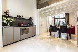 Kühlschrank, Ofen, Geschirrspüler, Wasserkocher mit Kaffee-/Teezubehör