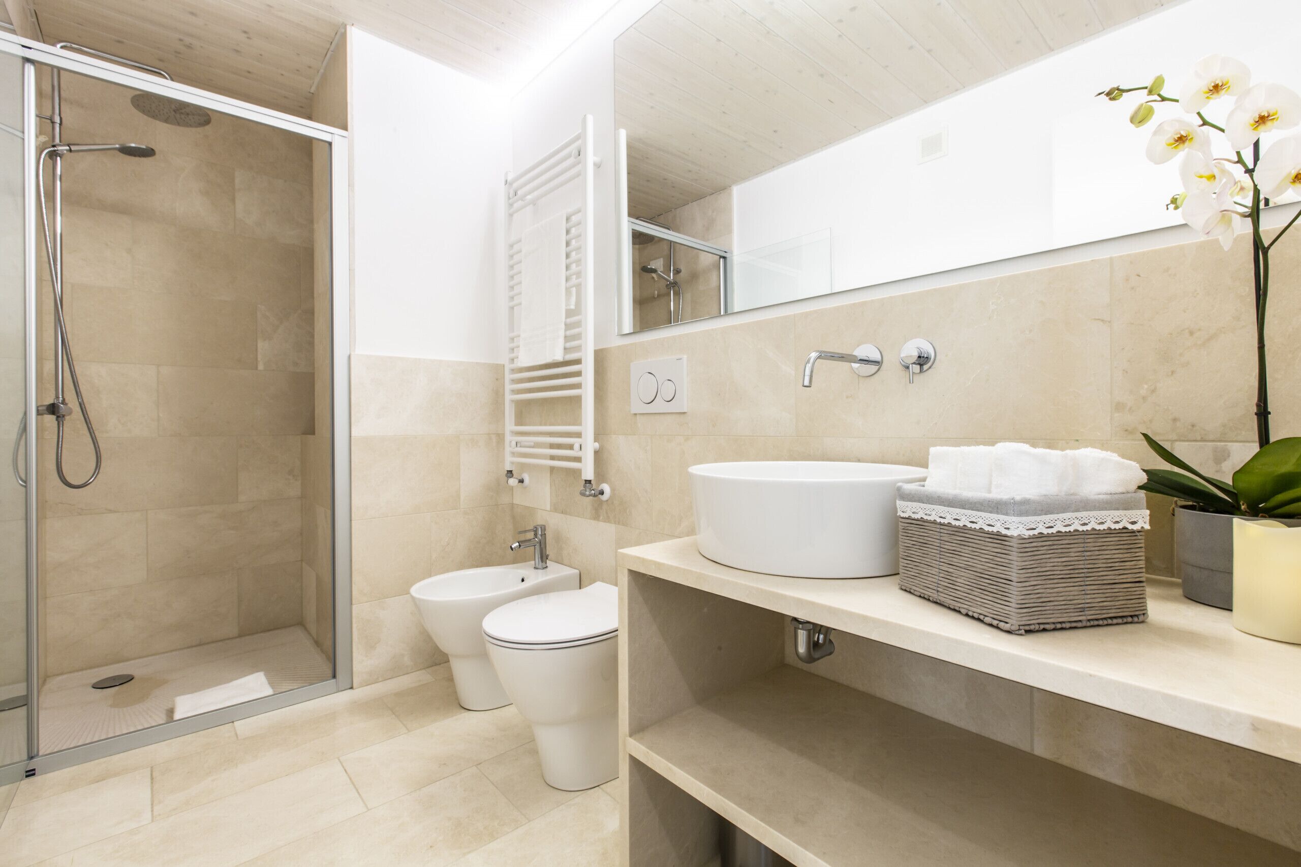Douche, sèche-cheveux, serviettes fournies