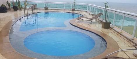 Hồ bơi ngoài trời