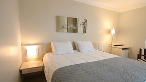Standard Casal | Minibar, coffre-fort, accès au Wi-Fi (inclus), literie fournie