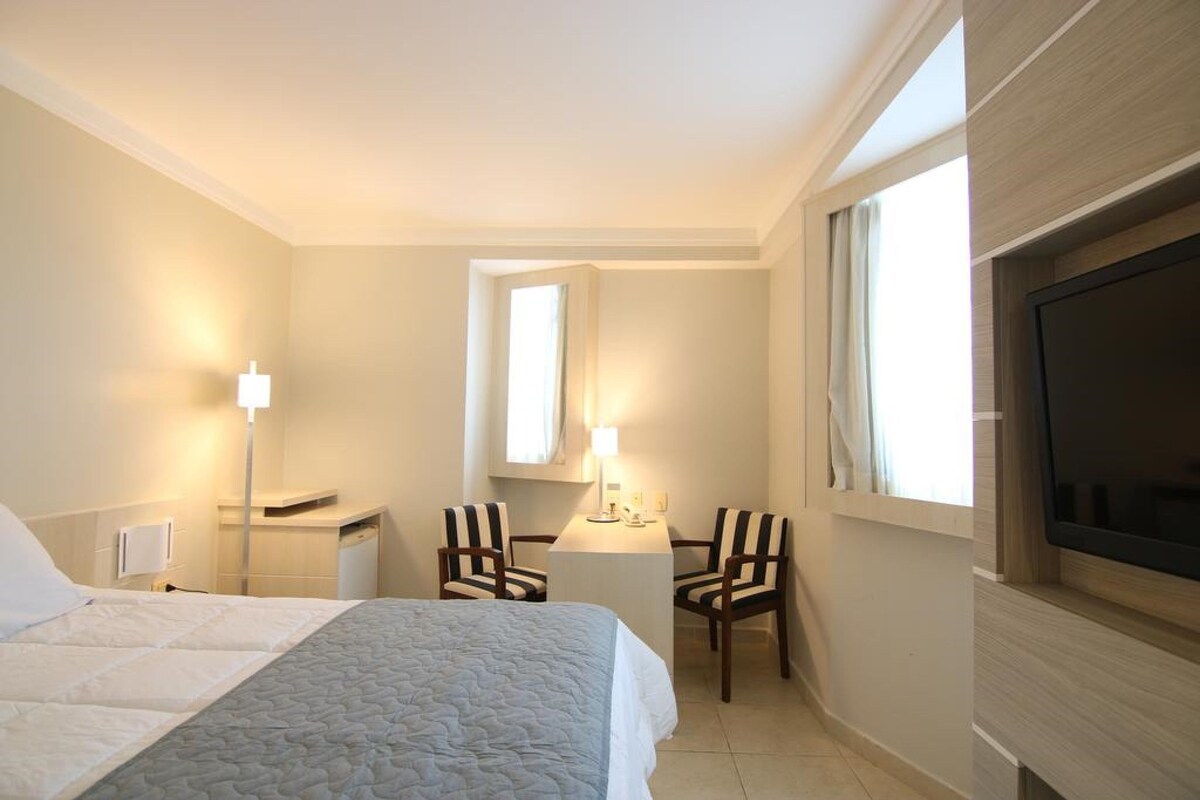 Minibar, caja de seguridad en la habitación, wifi gratis y ropa de cama 