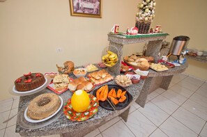 Free daily buffet breakfast - Hotel 2 Irmaos (Campo Grande)