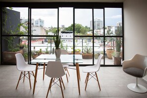 Deluxe studio suite, 2 tweepersoonsbedden | Woonruimte | Een 32-inch flatscreentelevisie met kabelzenders en een televisie