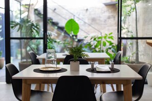 فطور أوروبي مجانًا يوميًا