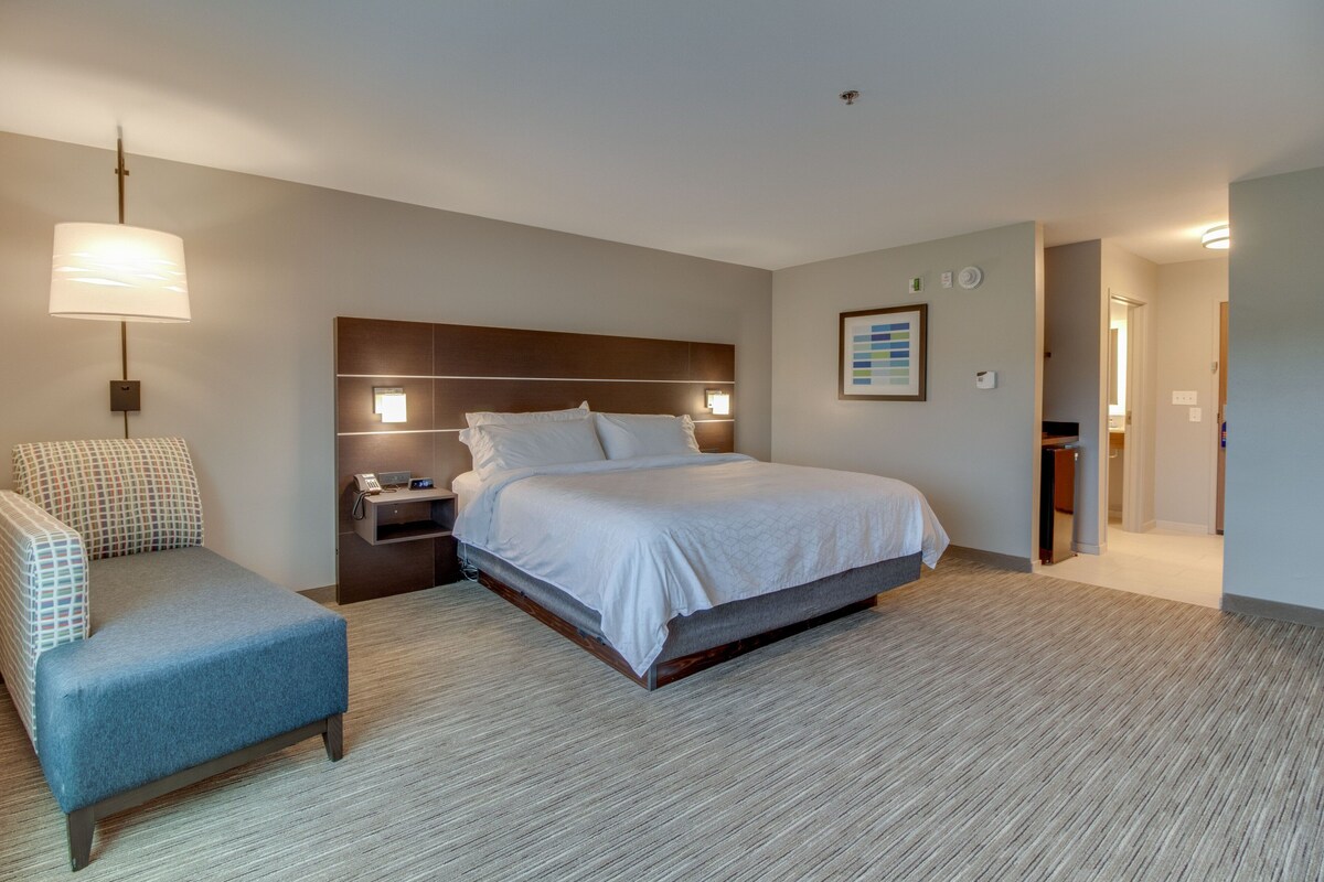 Standard Room, 1 King Bed | In-room safe, desk, blackout drapes, iron/ironing board