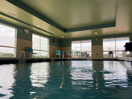 Una piscina cubierta. Holiday Inn Express & Suites Union City by IHG