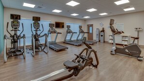 A fitness center with treadmills, elliptical machines, and an exercise bike. - Holiday Inn Express & Suites Union City by IHG (Union City)