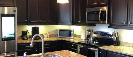 Réfrigérateur, micro-ondes, four, plaque de cuisson