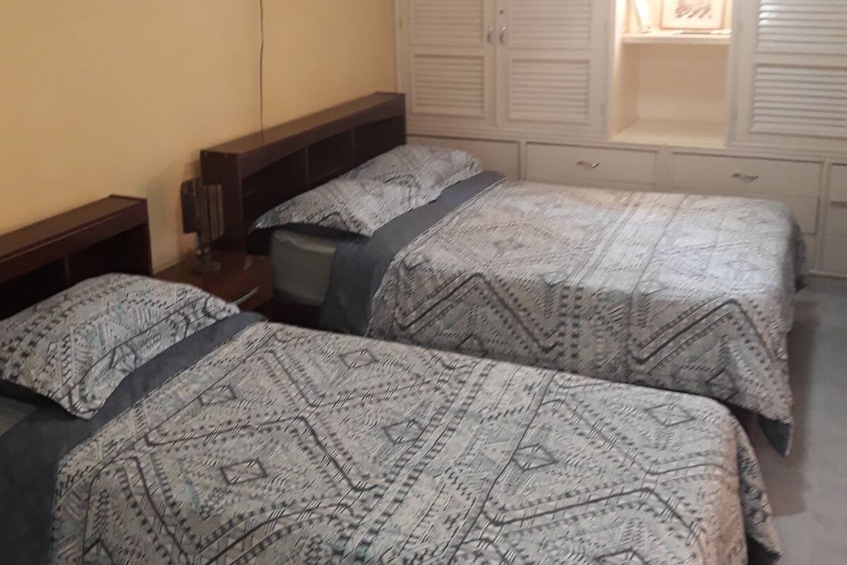 Comfort driepersoonskamer | Een kluis op de kamer, individueel gedecoreerd, individueel gemeubileerd